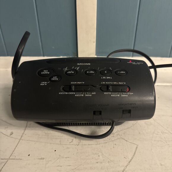 Vintage Sony ICF-C490 Dream Machine Dual Alarm FM/AM Clock Radio Works Excellent - Picture 4 of 7